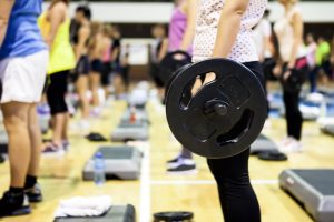 A group strength training class in which participants use barbells as their free weights